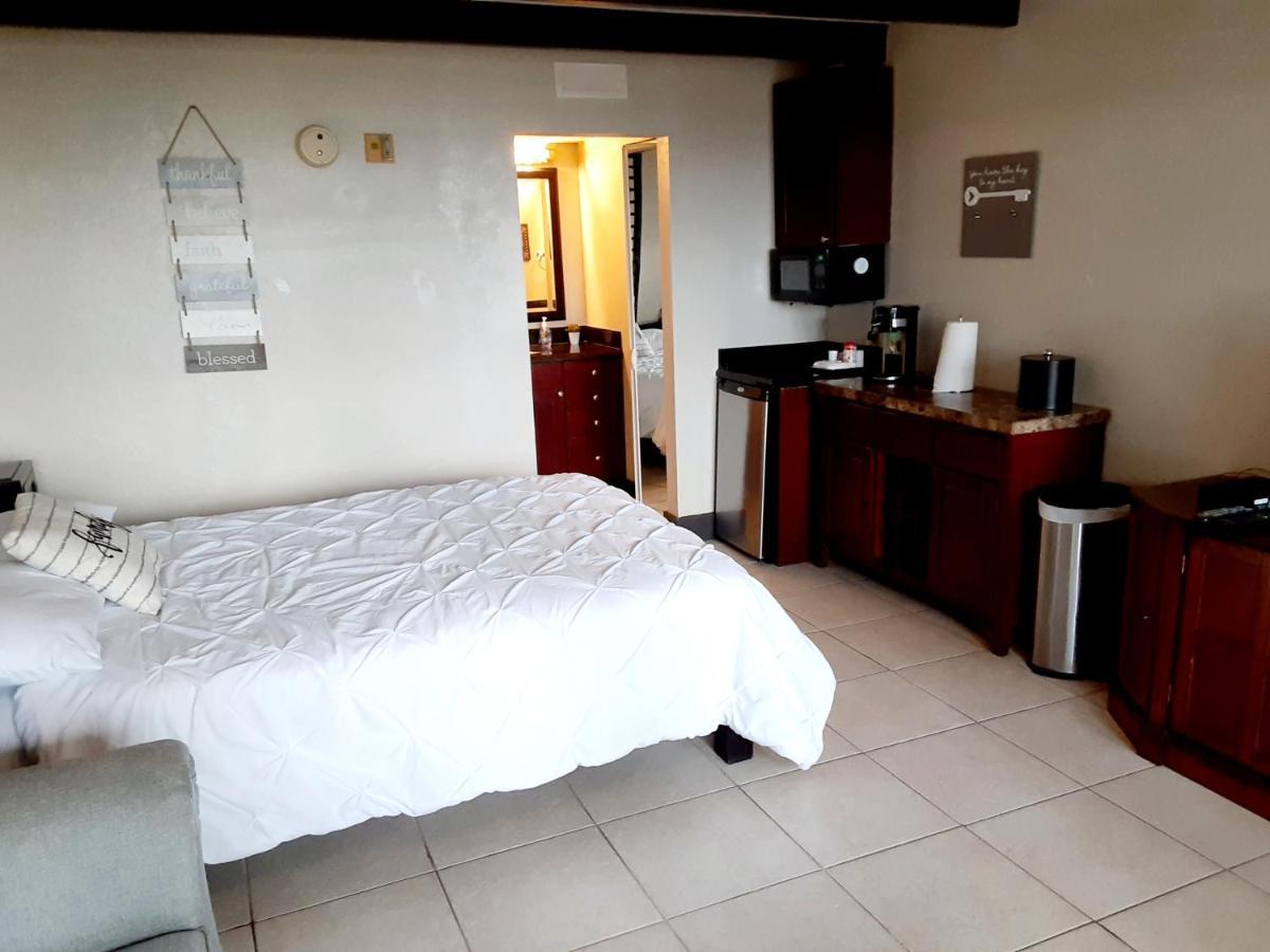 Charming One Bedroom Resort-Style Studio With Pool And Beach Access Ruskin Exterior photo